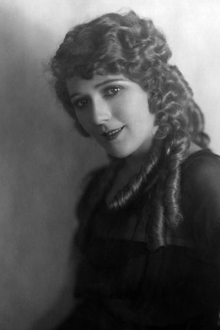 Mary Pickford, photo 3 of 3