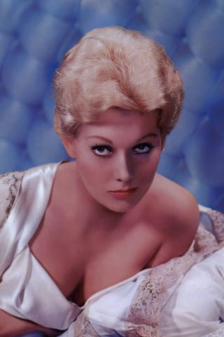 Kim Novak, photo 2 of 3