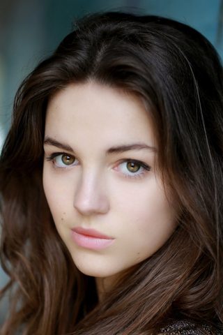 Ella Hunt, photo 3 of 3