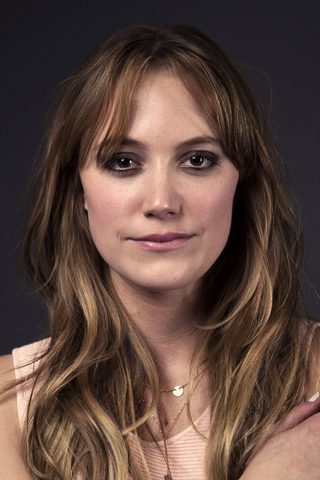 Maika Monroe, photo 2 of 3