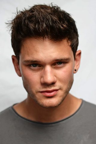 Jeremy Irvine, photo 2 of 3