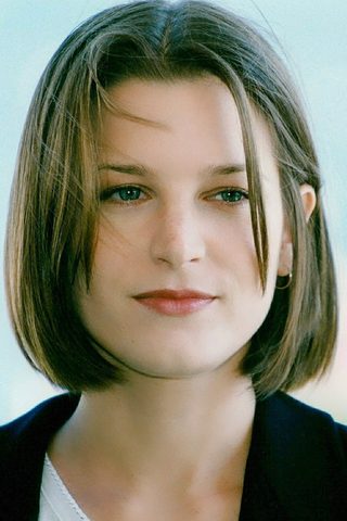 Bridget Fonda, photo 2 of 3