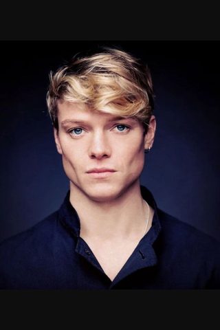 Tom Rhys Harries, photo 3 of 3