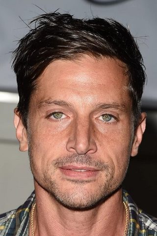 Simon Rex, photo 1 of 3