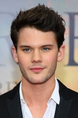 Jeremy Irvine, photo 1 of 3