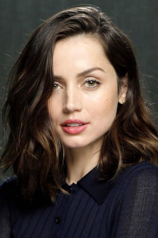 Ana de Armas, photo 2 of 3