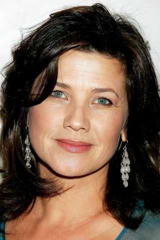 Daphne Zuniga, photo 2 of 3