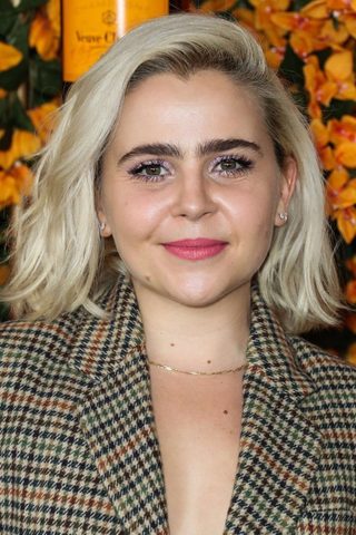 Mae Whitman, photo 2 of 3