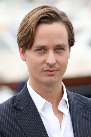 Tom Schilling, photo 2 of 3