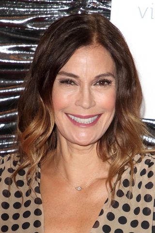 Teri Hatcher, photo 2 of 3