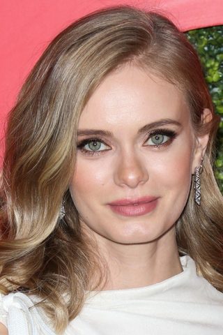 Sara Paxton, photo 1 of 3