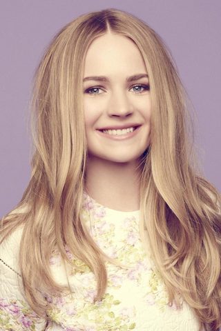 Britt Robertson, photo 1 of 3
