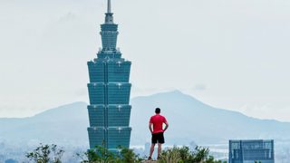 Skyscraper Live still 6