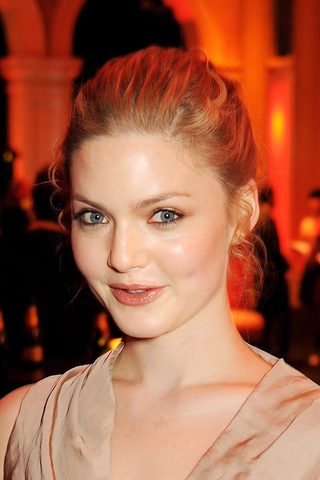 Holliday Grainger, photo 2 of 3