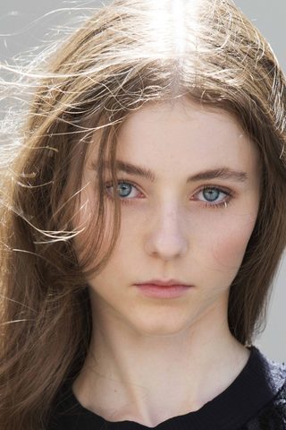 Thomasin McKenzie, photo 1 of 3