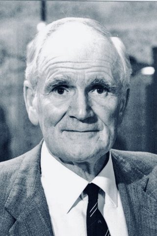 Desmond Llewelyn, photo 1 of 3