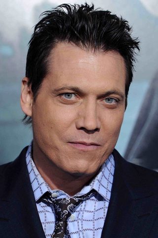 Holt McCallany, photo 1 of 3