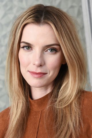 Betty Gilpin, photo 1 of 3