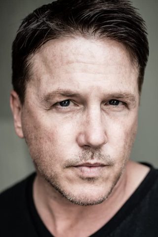 Lochlyn Munro, photo 2 of 3