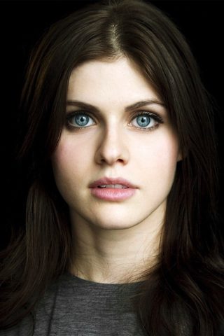Alexandra Daddario, photo 1 of 3