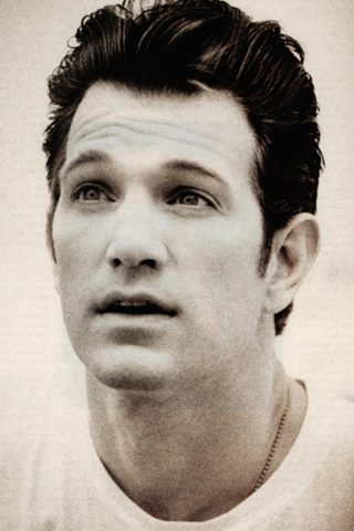 Chris Isaak, photo 2 of 3