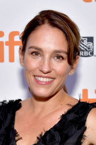 Amy Jo Johnson, photo 2 of 3