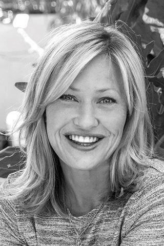 Joey Lauren Adams, photo 2 of 3