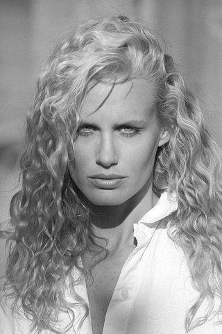 Daryl Hannah, photo 3 of 3