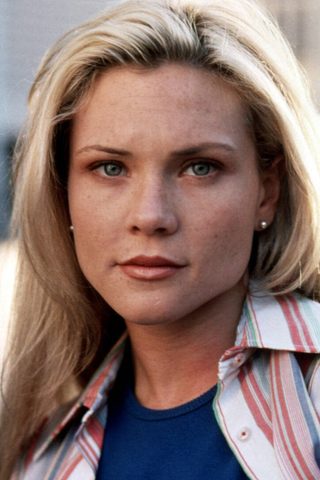 Amy Locane, photo 2 of 3