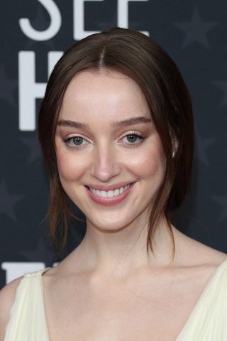 Phoebe Dynevor, photo 2 of 3