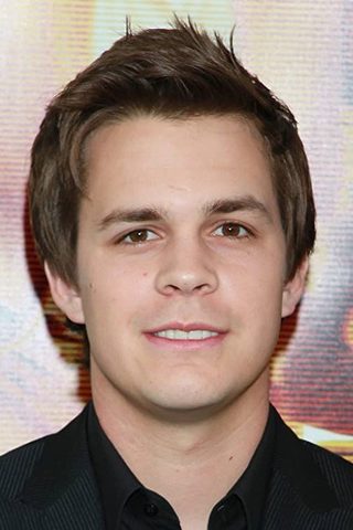 Johnny Simmons, photo 2 of 3