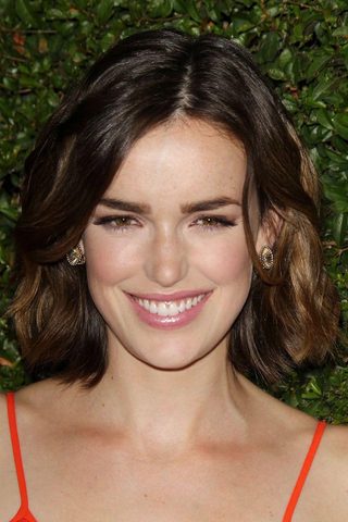 Elizabeth Henstridge, photo 3 of 3