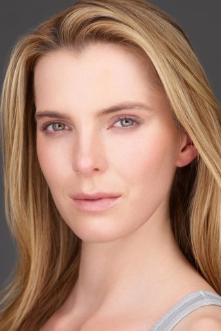 Betty Gilpin, photo 2 of 3