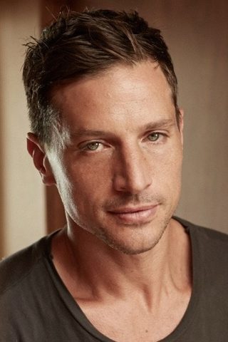 Simon Rex, photo 3 of 3