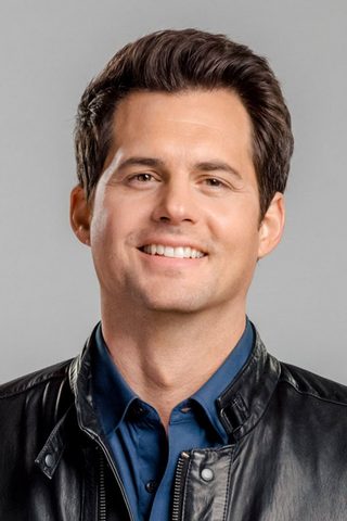 Kristoffer Polaha, photo 3 of 3