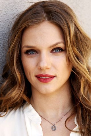 Tracy Spiridakos, photo 1 of 3