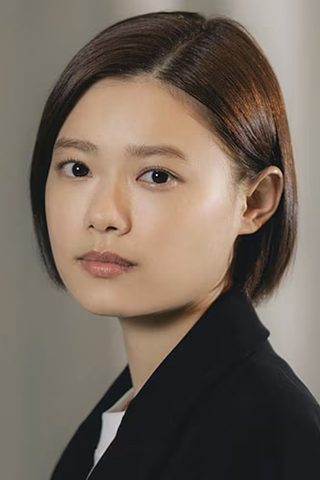 Hana Sugisaki, photo 2 of 3