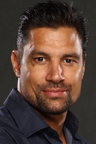 Manu Bennett, photo 1 of 3
