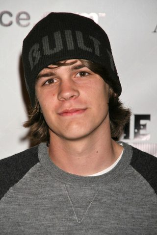 Johnny Simmons, photo 3 of 3