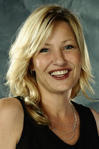 Joey Lauren Adams, photo 1 of 3