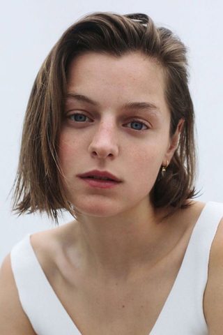 Emma Corrin, photo 2 of 3