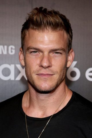 Alan Ritchson, photo 1 of 3