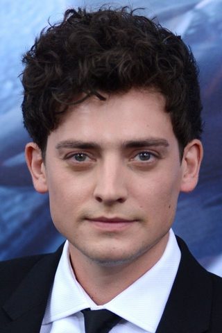 Aneurin Barnard, photo 1 of 3