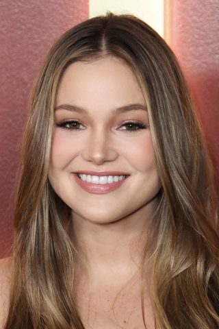 Olivia Holt, photo 2 of 3