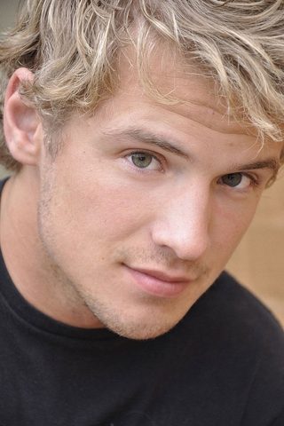 Freddie Stroma, photo 1 of 3
