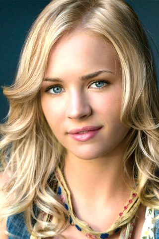 Britt Robertson, photo 2 of 3
