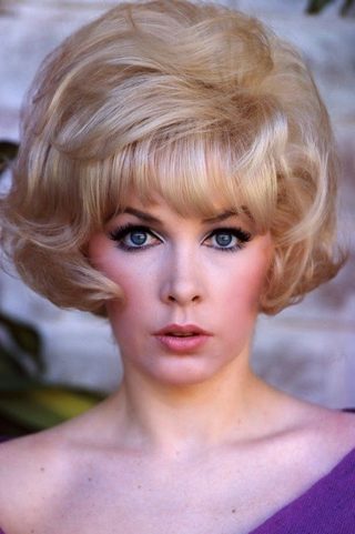 Stella Stevens, photo 3 of 3
