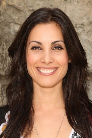 Carly Pope, photo 2 of 3