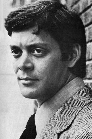 Raul Julia, photo 2 of 3