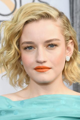 Julia Garner, photo 2 of 3